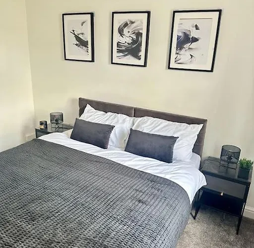 Апартаменти Your Stylish Totterdown Haven