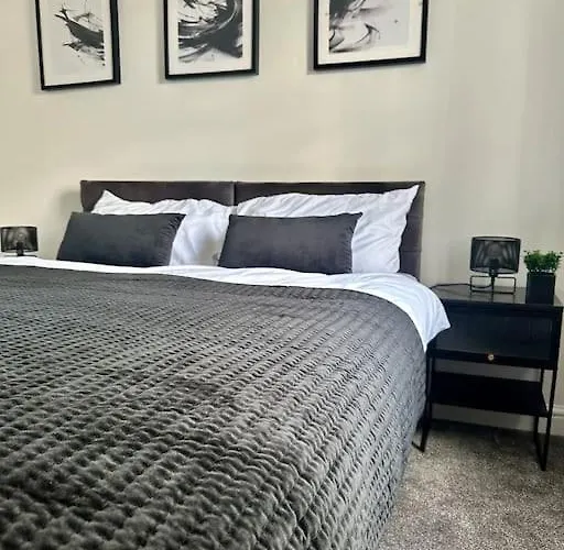 Your Stylish Totterdown Haven *