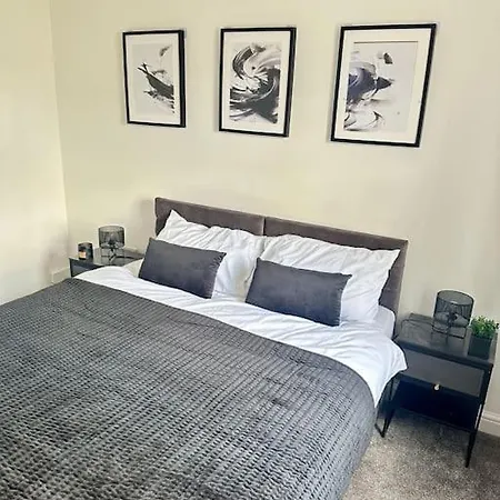 Daire Your Stylish Totterdown Haven